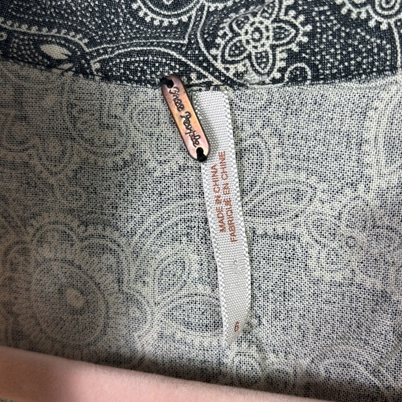 Free People Bohemian Grey White Embroidered Mini Dress size 6 - Picture 5 of 11